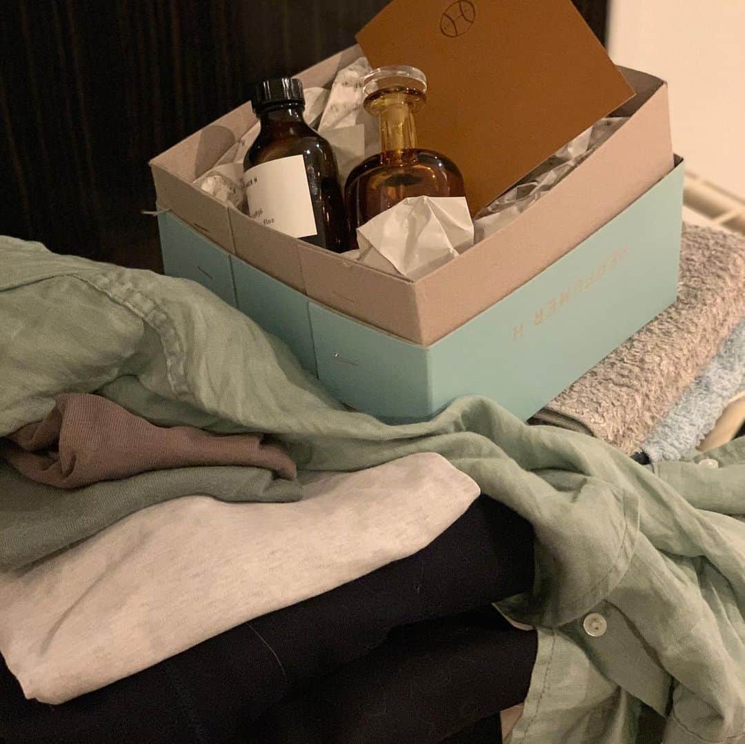 岡野瑞恵さんのインスタグラム写真 - (岡野瑞恵Instagram)「なんかリンクしました。 @perfumerhlondon  素敵な物と洗濯物。 #色 #リンク #mash1126a  #マッシュのぺちゃんこライフ」7月10日 0時00分 - tamalin727