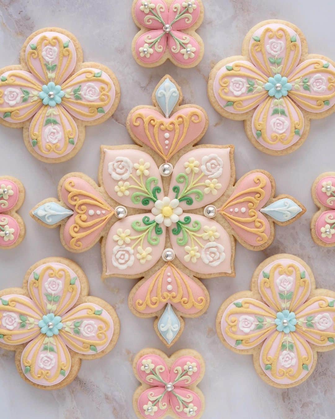 KUNIKAのインスタグラム：「Sherbet color tile cookies 🍧﻿ ﻿ 本物のタイルづくりのアンケートにご協力くださった皆様、本当にありがとうございました！﻿ とても参考になりました🤍﻿ 明日、DM票を追加して、どれが一番人気だったかお知らせしますね🍬﻿ ﻿ #artofkunika」