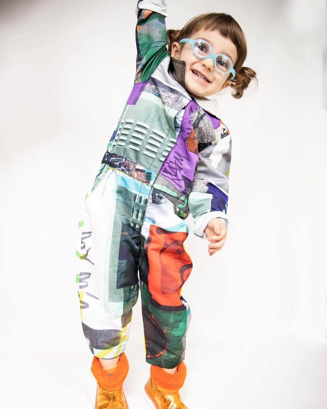 Marques Almeidaさんのインスタグラム写真 - (Marques AlmeidaInstagram)「Our Super Practical Eco Print Workwear Jumpsuit 🧡💚💜 How lovely!! #marquesalmeida #makids #kidsfashion #jumpsuit #kidsjumpsuit #ecoprint」7月10日 0時01分 - marques_almeida