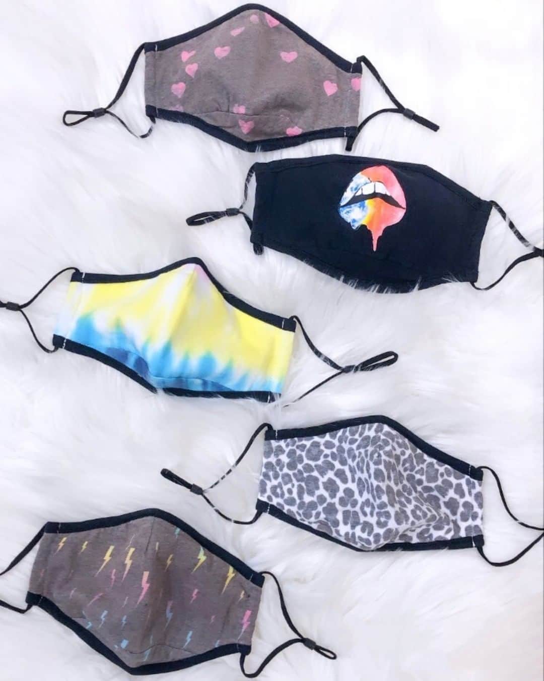 チェイサーのインスタグラム：「BOGO!!!💕😷 shop our new masks on our site!🛍😍 #chaserbrand #facemasks #cutefacemask #adjustablefacemask #graphictee #facemask #shopfacemasks」