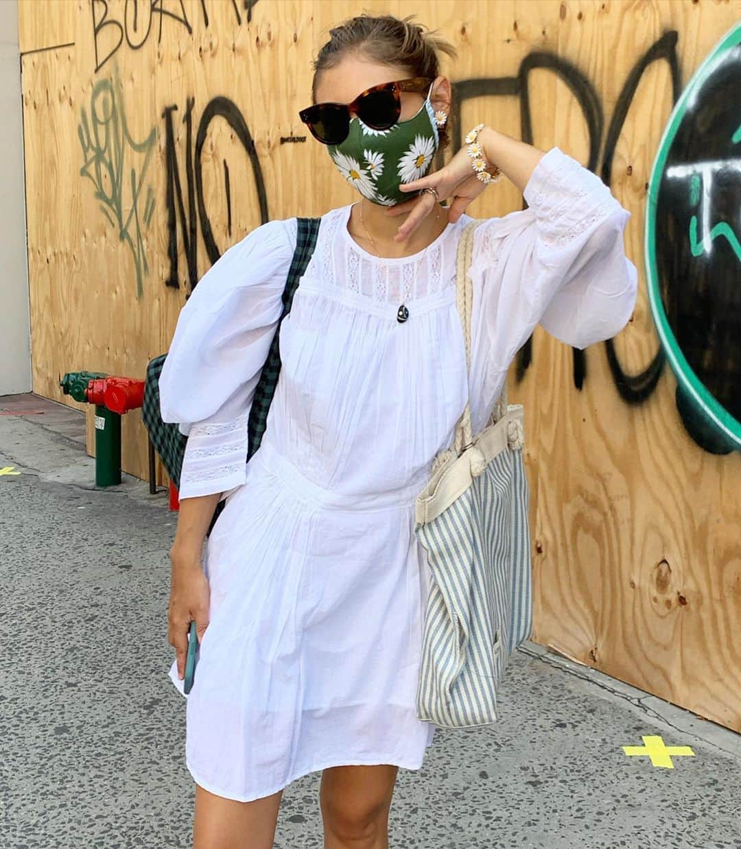 スコット・シューマンのインスタグラム：「Daisy time all summer! New York (oh! Talented Jenny made the mask herself this week! If you zoom in you can see the stripe trim detail on the side! Mask couture!)」