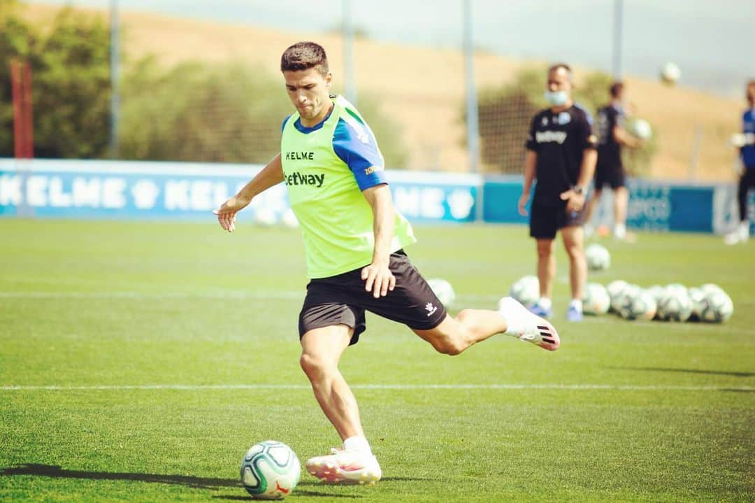 リサンドロ・マガジャンのインスタグラム：「Con la zurda me gusta patear por respeto al 10 🎵🎯  @deportivoalaves」