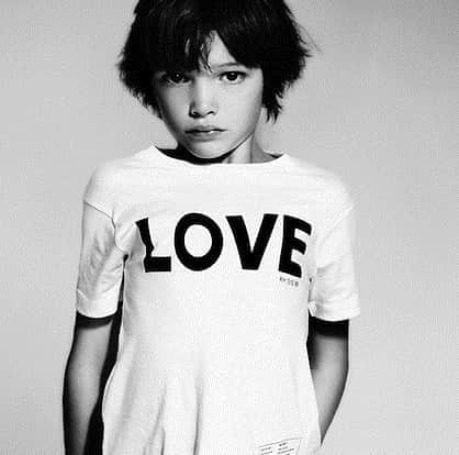 キャサリンハムネットのインスタグラム：「🖤」