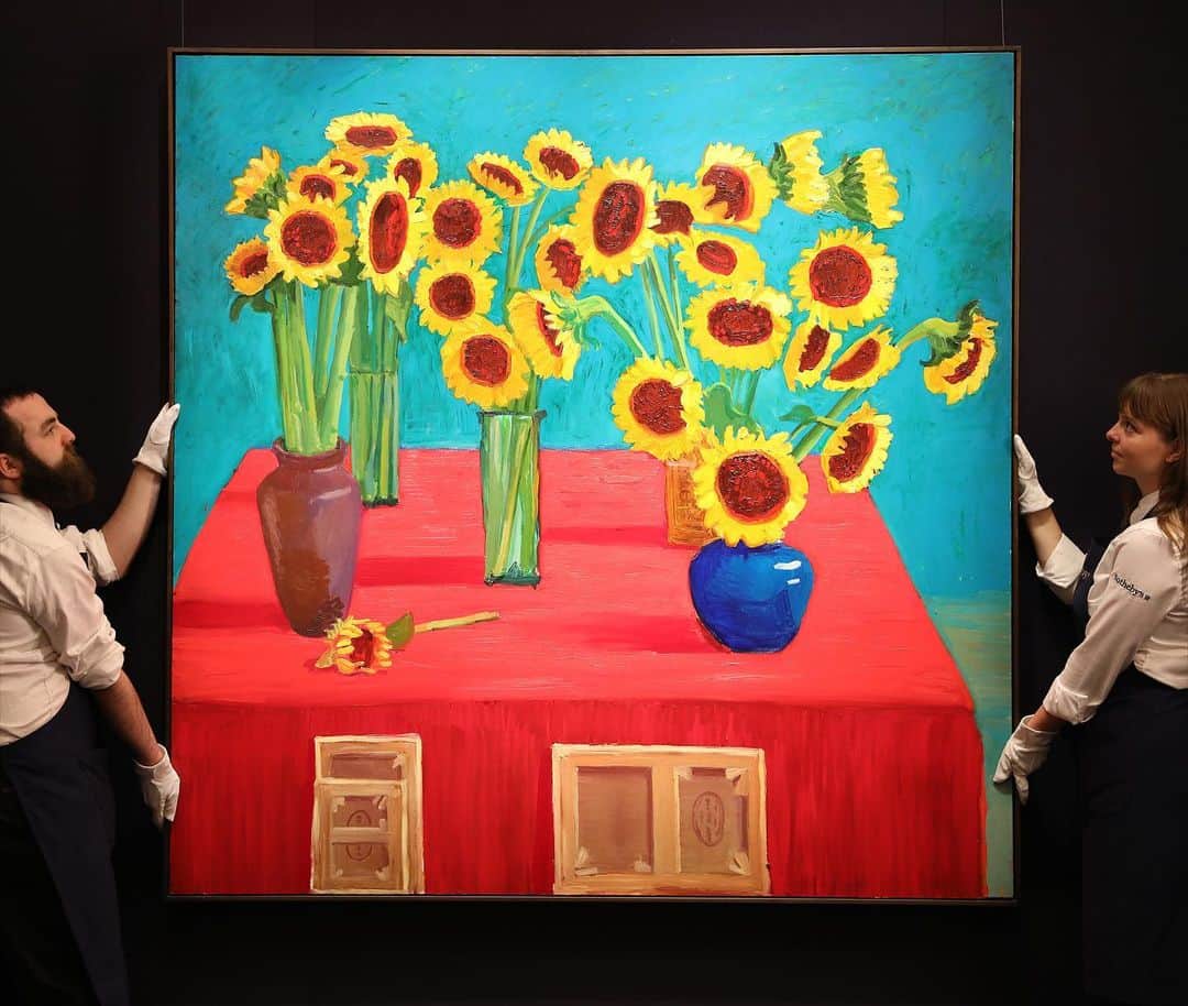 サザビーズさんのインスタグラム写真 - (サザビーズInstagram)「David Hockney’s magnificent ‘30 Sunflowers’ just achieved the second highest price for any Western artwork sold at auction in Asia, on what also marks the artist’s 83rd birthday! 🌻 A singular masterpiece created in 1996, the painting sold for HK$115m / US$14.8m, leading our Contemporary Art Evening Sale in Hong Kong. Click the link in bio for full results. #SothebysHongKong #DavidHockney #HappyBirthday!」7月10日 0時13分 - sothebys