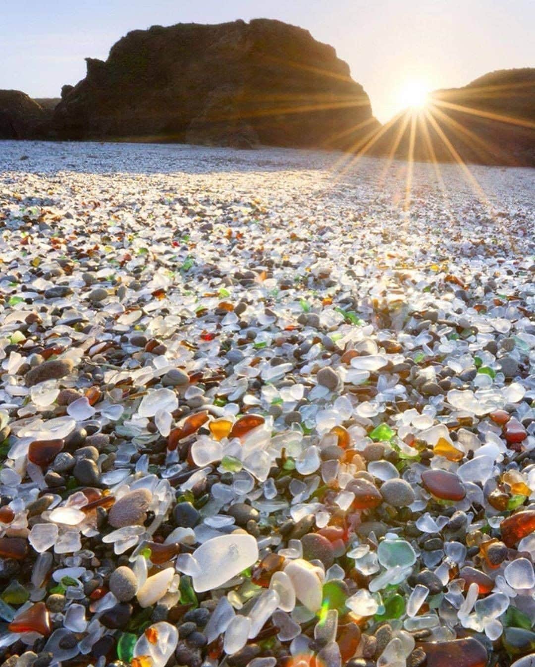 Discover Earthさんのインスタグラム写真 - (Discover EarthInstagram)「Glass Beach is an abundant beach in sea glass created from years of dumping garbage into an area of coastline near the northern part of the town.. What are your thoughts? 👀 🇺🇸 #discoverCalifornia Photos by: 1 @neohumanity 2 @floris_van_breugel 3,4,5 : @turgut.aliev  #glassbeach #fortbragg #california #cali #californialove #beach #beachday #beachvibes #nature #world  #ocean #sand」7月10日 0時23分 - discoverearth