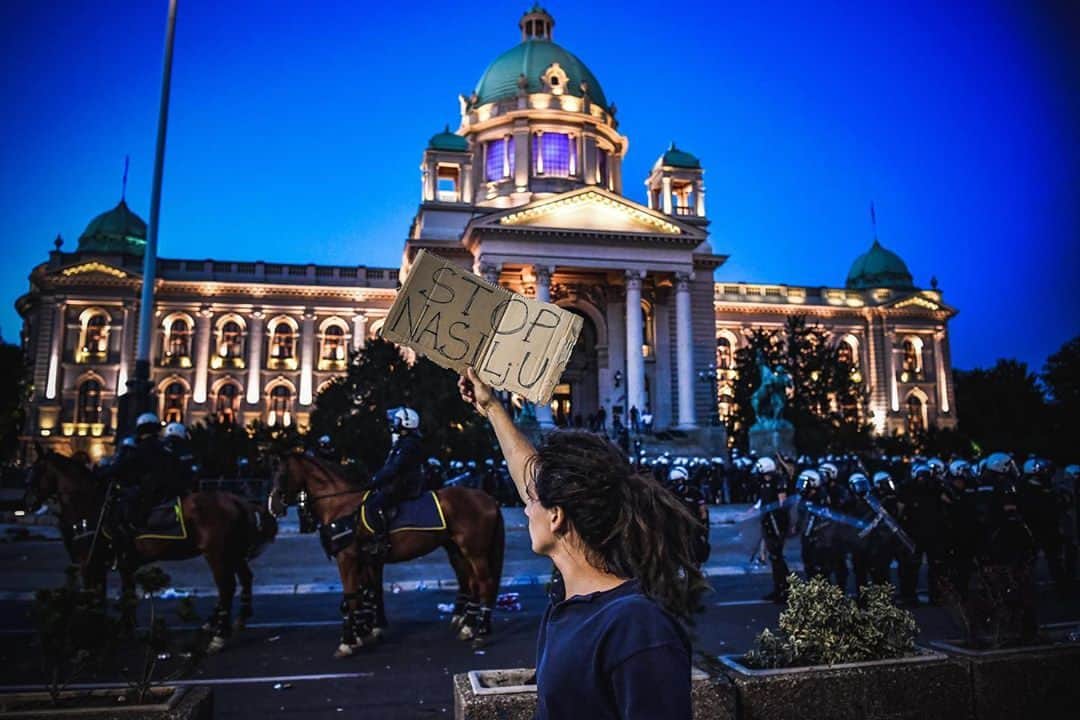 AFP通信さんのインスタグラム写真 - (AFP通信Instagram)「#AFPrepost 📷 @iandrej - Belgrade protest over virus management turns violent -⁣ ⁣ .⁣ .⁣ .⁣ #documentaryphotography #serbia #belgrade #srbija #beograd #covid19 #protest #riots #unrest #lensculture #protest」7月10日 0時24分 - afpphoto