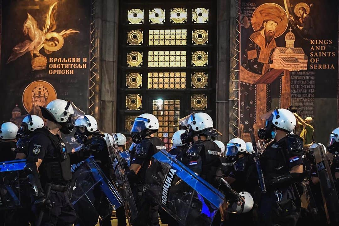 AFP通信さんのインスタグラム写真 - (AFP通信Instagram)「#AFPrepost 📷 @iandrej - Belgrade protest over virus management turns violent -⁣ ⁣ .⁣ .⁣ .⁣ #documentaryphotography #serbia #belgrade #srbija #beograd #covid19 #protest #riots #unrest #lensculture #protest」7月10日 0時24分 - afpphoto