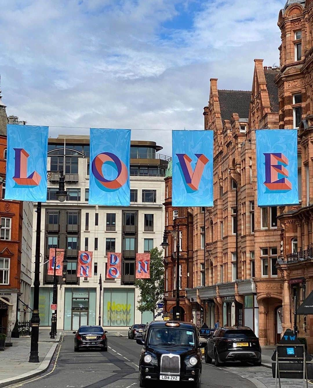 @LONDON | TAG #THISISLONDONさんのインスタグラム写真 - (@LONDON | TAG #THISISLONDONInstagram)「LONDON LOVE on #MountStreet! 🥰🥰 Wonderful snap by the legend that is  @paulafitzherbert! 🤗💕 ________________________________________  #thisislondon #lovelondon #london #londra #londonlife #londres #uk #visitlondon #british #🇬🇧 #mayfair #connaught #londonlove」7月10日 0時16分 - london