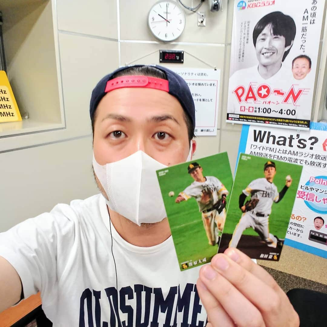 青木淳也さんのインスタグラム写真 - (青木淳也Instagram)「* * * 今夜の"ホークスじゃんじゃん" プロ野球チップス開封式。 ホークス２選手出ました！ 和田投手＆牧原選手！ 牧原選手の復調を願います！ 明日は大暴れしてくれ！ * プロ野球が九州にパワーを！ ホークスが九州にパワーを！ * KBCラジオ『ホークスじゃんじゃん』 ブルーリバー担当：毎週(火)～(木) ナイター中継終了後から生放送！ 聴いてくださぁーい！ * * #ブルーリバー #福岡ソフトバンクホークス #ソフトバンクホークス #ホークス #softbankhawks #hawks #sbhawks #写真 #picture #photo #KBCラジオ #ホークスじゃんじゃん #ラジオ #radio #ホークス芸人 #カルビー #calbee #プロ野球チップス #感謝」7月10日 0時18分 - blueriveraoki