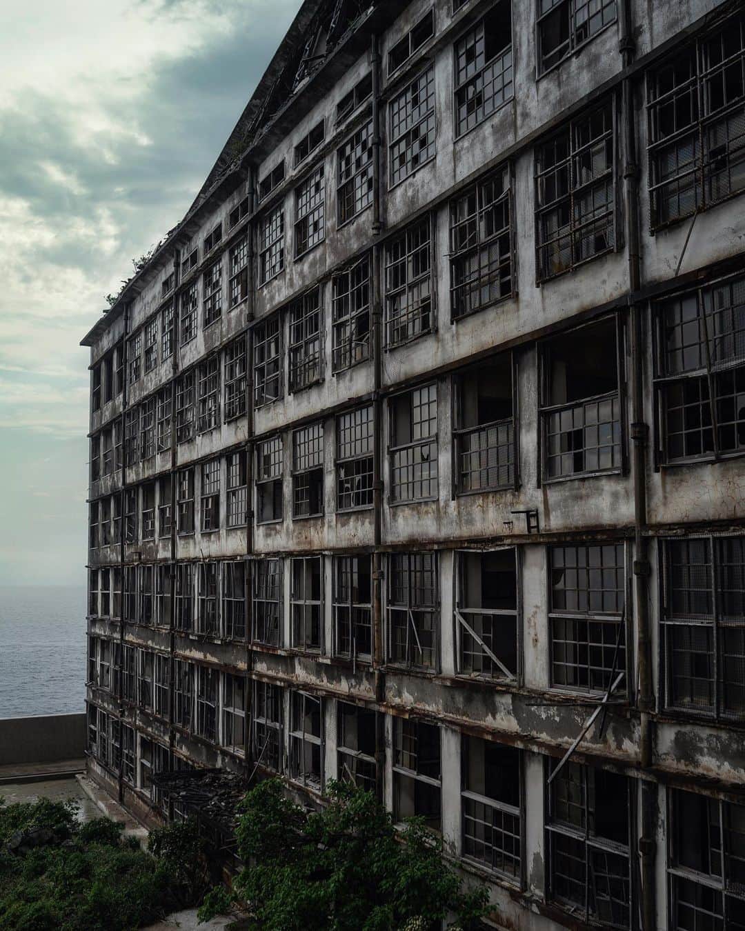のインスタグラム：「Abandoned School 𓆲 𓆲 𓆲 #abandonedafterdark #urbex_supreme #desertedplaces #abandon_seekers_ #urbex_regards #welcometwoneverland #kings_abandoned #abandonedcentral #the_urbex_institute #renegade_abandoned #rsa_preciousjunk #glitz_n_grime #gotrespassing #savethedecay #bandorebelz #abandoned_addiction #abandoned #urbex #global_urbex #urbex_utopia #abandonig #allabandoned #urbex_kings #sombrexplore #grime_lords #urbxtreme #all_is_abandoned #discarded_butnot_forgotten #廃墟 #made_in_decay」