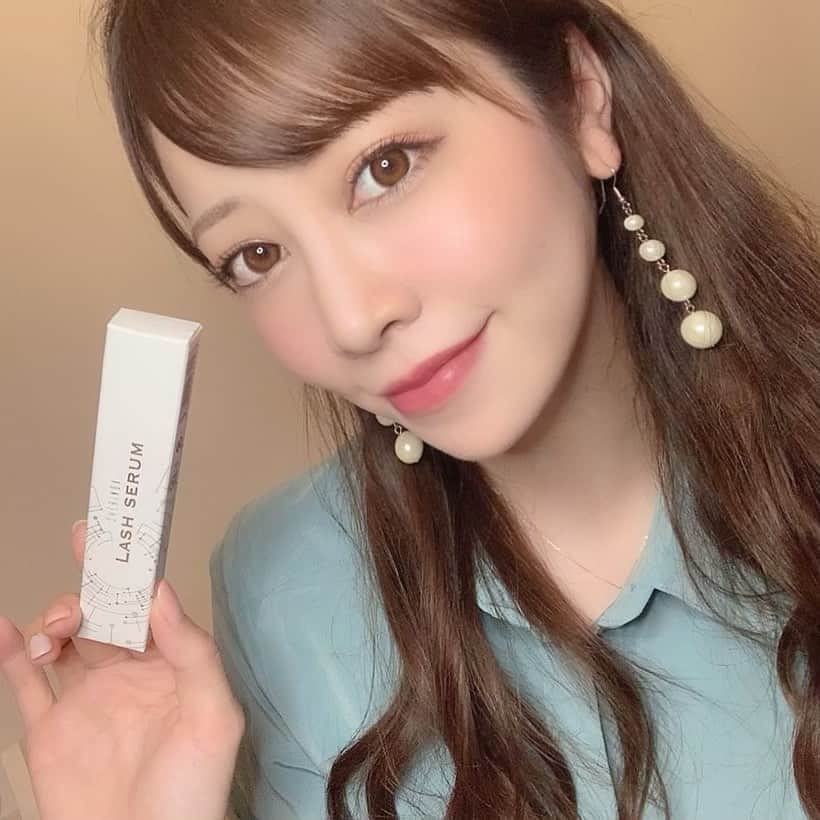 のインスタグラム：「． 　 　  寝る前にまつげ美容液をぬりぬり😉 　 　 最近　@cherinoa_onlineshop さんの まつげ美容液でまつ育始めたよ〜💕 　 　 まつパーしてるから ちゃんとケアしないとなぁと思って🥺 　 　 まつげの毛の周期は3ヶ月みたいだから とりあえず3ヶ月続けてみるっ💕 　  2、3枚目は美容液塗ったあとなのですっぴん😳 　 　  おやすみなさーい🌙🌙 　 　 　  #シェリノアラッシュセラム #まつげ美容液  #まつ育 #pr #コラボベース」