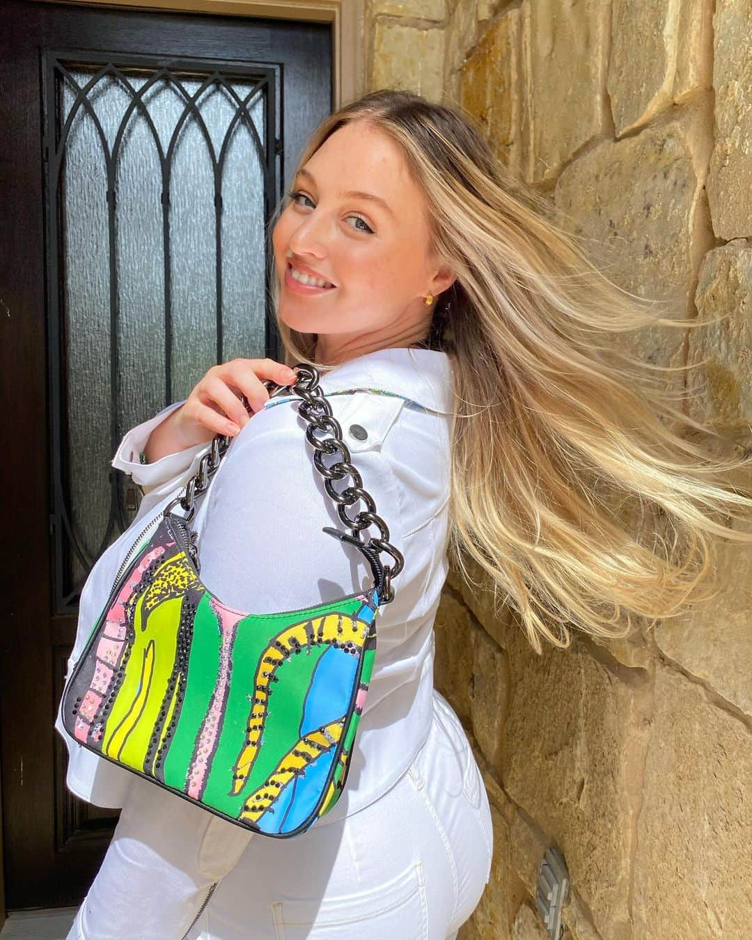 イスクラ・ローレンスさんのインスタグラム写真 - (イスクラ・ローレンスInstagram)「Ad • Took my lil shoot for @personabymr outside...but only as far as the porch😋🔥 My fave summer jacket and bag from the @edzgimnes capsule collection...love an all white lewkkk🤍 . Thanks for the 🔥pics @jennacurran 🙏 #personabymr #personaambassador」7月10日 0時22分 - iskra