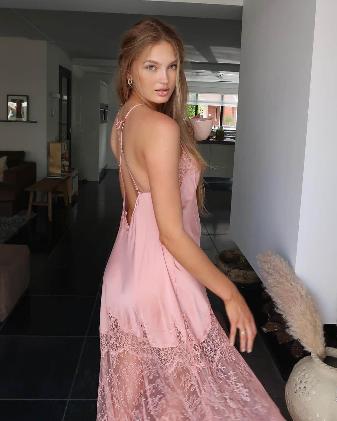 ロミー・ストリドのインスタグラム：「Goodmorning 💕  rainy days inside with a cup of tea and a movie are the best but can’t wait  for the sun to be out!」