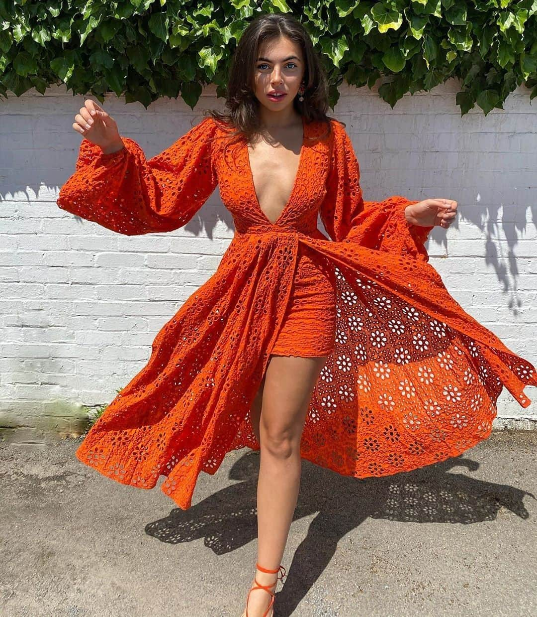 ASOSさんのインスタグラム写真 - (ASOSInstagram)「Strutting through arrivals ✈️ 📸 @francesca_allen (she/her) 🔎 ASOS EDITION broderie midi dress in tomato red (1629844)」7月10日 0時31分 - asos