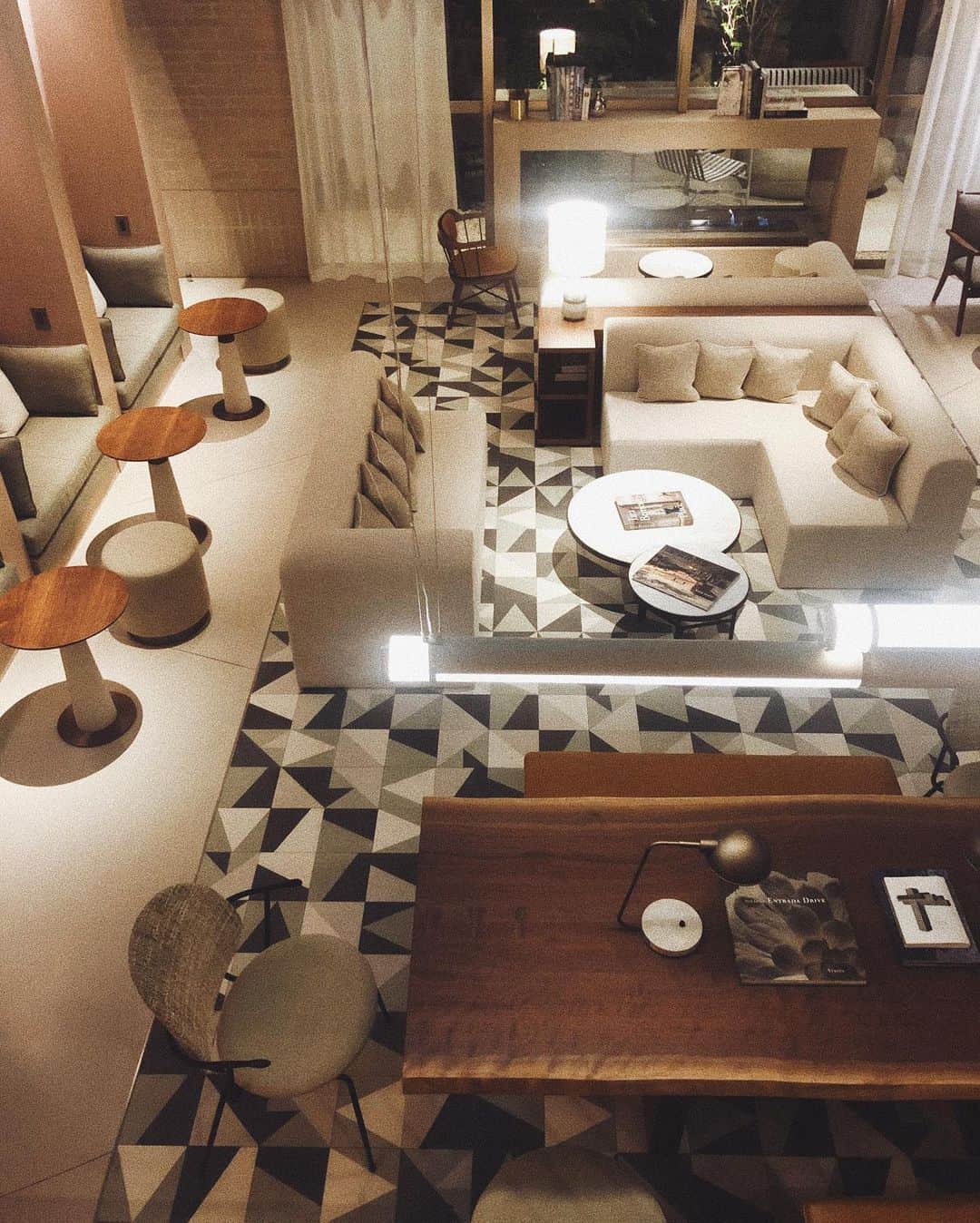 のインスタグラム：「. 7/15開業の @palacehoteltokyo のセカンドライン @zentishotels   ここは 宿泊者専用ラウンジ。  インテリアデザインに好奇心をくすぐられる。 デザイナー @tarabernerd  その色調や素材は どこまでもナチュラル。  2階へと続く石の階段から眺めてみた。  #zentishotels  #palacehoteltokyo  #tarabernerdandpartners」