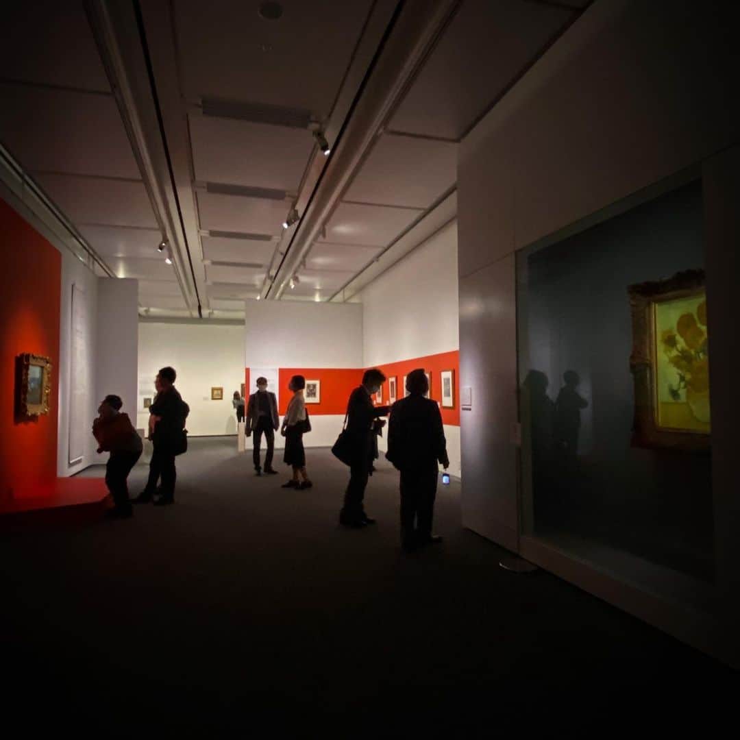 林信行さんのインスタグラム写真 - (林信行Instagram)「opens Fri. July 10, 2020: Sompo Museum of Art  モード学園コクーンタワーの前に、西新宿高層ビル街の新たなランドマークが誕生した。 高層ビル42階の美術館「東郷青児記念 損保ジャパン日本興亜美術館」として1976年から2020年3月まで43年間600万人が訪れ、親しまれてきた美術館が、なんとも特徴的な形をした建物の「 #SOMPO美術館 」として移転リニューアルオープンしたのだ。  日時指定入場制の開館記念展は「珠玉のコレクションーーいのちの輝き・つくる喜び」  　なんといっても目玉は西洋画を中心とした３階の展示だ。 フィンセント・ヴァン・ゴッホの「ひまわり」で照明もあってか、圧倒的なオーラを通り越して妖気のようなものを放っていて、ついついいつまでも眺めていたくなる。 他にもポール・セザンヌの「りんごとナプキン」やジョルジュ・ルオー、シャガール、ピカソ、ルノワール、藤田嗣治と有名作家の大作が揃っているが、例えばルノワールの「浴女」は古いニスの除去によって本来の色彩を取り戻しての展示となるが、その様子なども細かく紹介している。 　　 　だが、日本画や日本の洋画が中心の４、５階の展示も大作が揃っており、山口華楊の四曲一隻屏風＜葉桜＞も全面修復を終えて10年ぶりのお披露目となる。 　４階はコレクションの中核をなす東郷青児の作品が中心で、絵や彫刻に加え、もともと東京火災（現在の損保ジャパン）とをつなぐことになった東郷青児画のカレンダーも展示されている（これがなんとも良い！）。  　新進作家の発掘の場として定着したFACE展の作品も勢いがあってよかった。 　それに加え、やはりなんといっても東郷青児からインスピレーションを得たという建物が良い。  入場料は一般：1000円／大学生700円 行列を避けるべく10時から１時間区切りで７つの時間帯を設け行列なしで見られるように工夫している（本日のプレス内覧会もそうして執り行われた）。 休館日は月曜日だ。新宿の新しいランドマーク。残念ながらミュージアムショップは営業中だが、高層ビル街を覗くカフェは当面は営業休止の模様だ。 #SOMPOmuseumOfArt #VanGogh #Shinjuku」7月10日 0時34分 - nobihaya