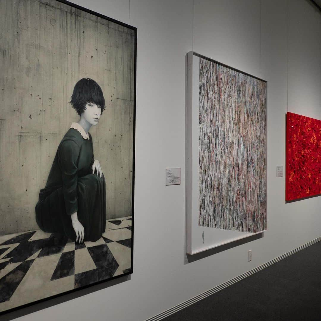 林信行さんのインスタグラム写真 - (林信行Instagram)「opens Fri. July 10, 2020: Sompo Museum of Art  モード学園コクーンタワーの前に、西新宿高層ビル街の新たなランドマークが誕生した。 高層ビル42階の美術館「東郷青児記念 損保ジャパン日本興亜美術館」として1976年から2020年3月まで43年間600万人が訪れ、親しまれてきた美術館が、なんとも特徴的な形をした建物の「 #SOMPO美術館 」として移転リニューアルオープンしたのだ。  日時指定入場制の開館記念展は「珠玉のコレクションーーいのちの輝き・つくる喜び」  　なんといっても目玉は西洋画を中心とした３階の展示だ。 フィンセント・ヴァン・ゴッホの「ひまわり」で照明もあってか、圧倒的なオーラを通り越して妖気のようなものを放っていて、ついついいつまでも眺めていたくなる。 他にもポール・セザンヌの「りんごとナプキン」やジョルジュ・ルオー、シャガール、ピカソ、ルノワール、藤田嗣治と有名作家の大作が揃っているが、例えばルノワールの「浴女」は古いニスの除去によって本来の色彩を取り戻しての展示となるが、その様子なども細かく紹介している。 　　 　だが、日本画や日本の洋画が中心の４、５階の展示も大作が揃っており、山口華楊の四曲一隻屏風＜葉桜＞も全面修復を終えて10年ぶりのお披露目となる。 　４階はコレクションの中核をなす東郷青児の作品が中心で、絵や彫刻に加え、もともと東京火災（現在の損保ジャパン）とをつなぐことになった東郷青児画のカレンダーも展示されている（これがなんとも良い！）。  　新進作家の発掘の場として定着したFACE展の作品も勢いがあってよかった。 　それに加え、やはりなんといっても東郷青児からインスピレーションを得たという建物が良い。  入場料は一般：1000円／大学生700円 行列を避けるべく10時から１時間区切りで７つの時間帯を設け行列なしで見られるように工夫している（本日のプレス内覧会もそうして執り行われた）。 休館日は月曜日だ。新宿の新しいランドマーク。残念ながらミュージアムショップは営業中だが、高層ビル街を覗くカフェは当面は営業休止の模様だ。 #SOMPOmuseumOfArt #VanGogh #Shinjuku」7月10日 0時34分 - nobihaya