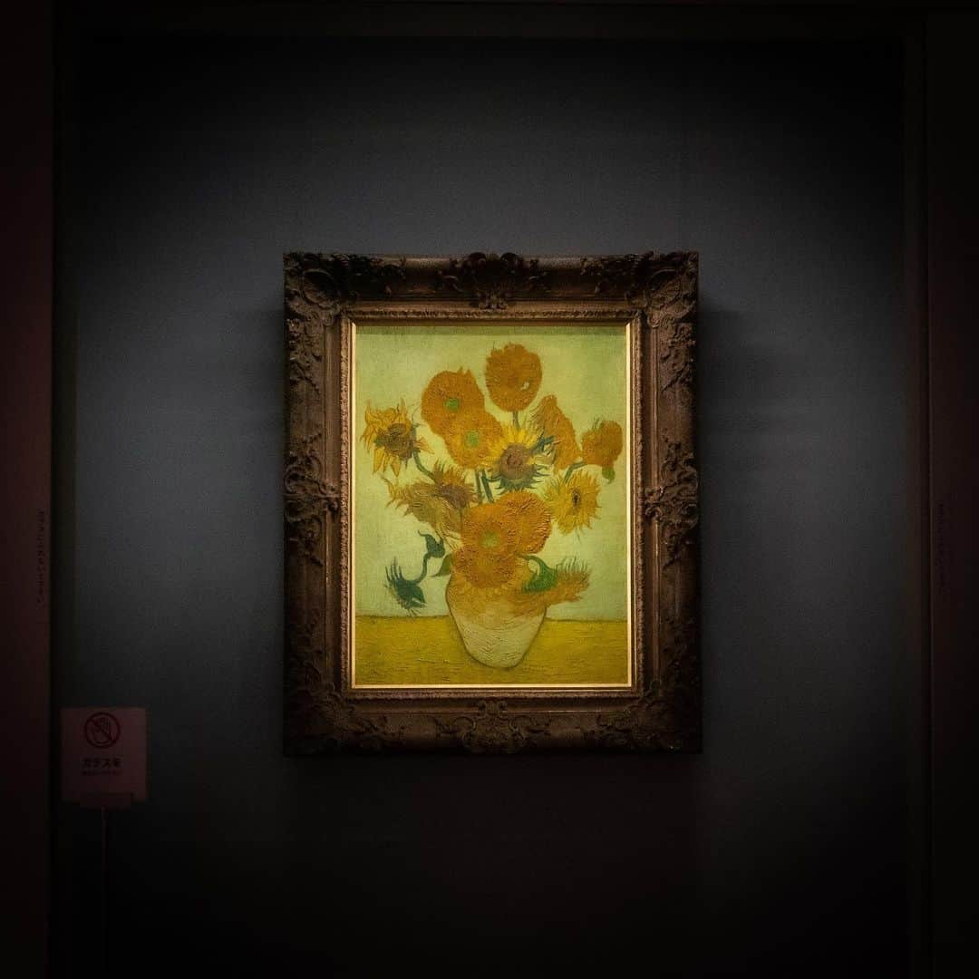 林信行のインスタグラム：「opens Fri. July 10, 2020: Sompo Museum of Art  モード学園コクーンタワーの前に、西新宿高層ビル街の新たなランドマークが誕生した。 高層ビル42階の美術館「東郷青児記念 損保ジャパン日本興亜美術館」として1976年から2020年3月まで43年間600万人が訪れ、親しまれてきた美術館が、なんとも特徴的な形をした建物の「 #SOMPO美術館 」として移転リニューアルオープンしたのだ。  日時指定入場制の開館記念展は「珠玉のコレクションーーいのちの輝き・つくる喜び」  　なんといっても目玉は西洋画を中心とした３階の展示だ。 フィンセント・ヴァン・ゴッホの「ひまわり」で照明もあってか、圧倒的なオーラを通り越して妖気のようなものを放っていて、ついついいつまでも眺めていたくなる。 他にもポール・セザンヌの「りんごとナプキン」やジョルジュ・ルオー、シャガール、ピカソ、ルノワール、藤田嗣治と有名作家の大作が揃っているが、例えばルノワールの「浴女」は古いニスの除去によって本来の色彩を取り戻しての展示となるが、その様子なども細かく紹介している。 　　 　だが、日本画や日本の洋画が中心の４、５階の展示も大作が揃っており、山口華楊の四曲一隻屏風＜葉桜＞も全面修復を終えて10年ぶりのお披露目となる。 　４階はコレクションの中核をなす東郷青児の作品が中心で、絵や彫刻に加え、もともと東京火災（現在の損保ジャパン）とをつなぐことになった東郷青児画のカレンダーも展示されている（これがなんとも良い！）。  　新進作家の発掘の場として定着したFACE展の作品も勢いがあってよかった。 　それに加え、やはりなんといっても東郷青児からインスピレーションを得たという建物が良い。  入場料は一般：1000円／大学生700円 行列を避けるべく10時から１時間区切りで７つの時間帯を設け行列なしで見られるように工夫している（本日のプレス内覧会もそうして執り行われた）。 休館日は月曜日だ。新宿の新しいランドマーク。残念ながらミュージアムショップは営業中だが、高層ビル街を覗くカフェは当面は営業休止の模様だ。 #SOMPOmuseumOfArt #VanGogh #Shinjuku」
