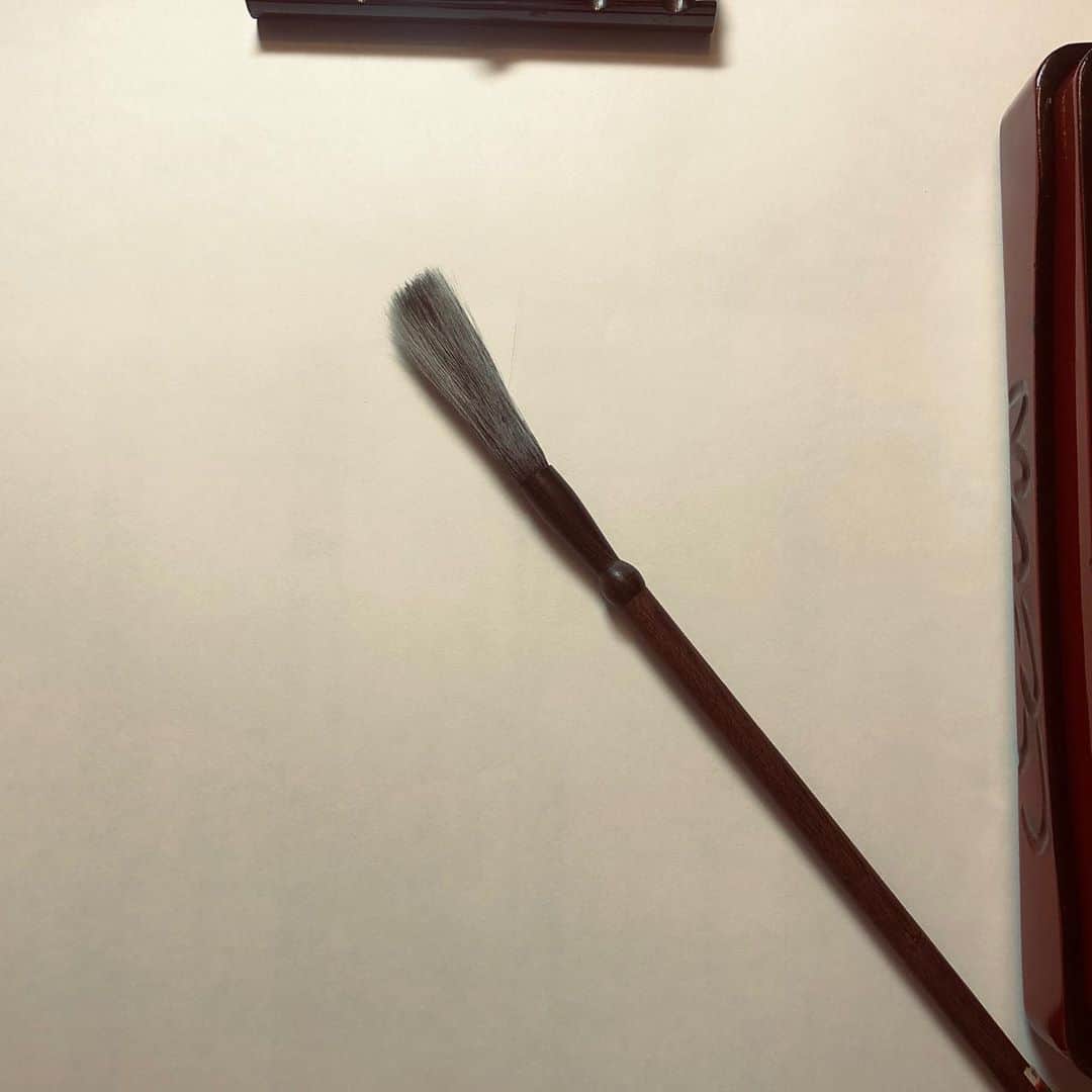 嘉島典俊のインスタグラム：「書の依頼を受けてました この筆で書いてみましょうかね #構想1年#墨摺り30#書き5分#一筆入魂#アートDE書 #静#嘉島典俊」