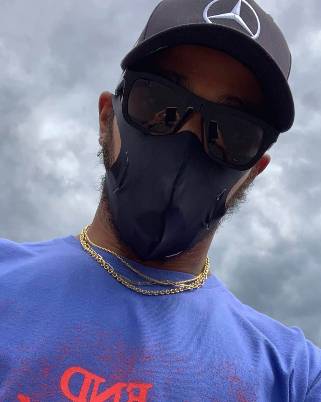 ルイス・ハミルトンさんのインスタグラム写真 - (ルイス・ハミルトンInstagram)「Please be safe and wear your mask. Thinking of you all 🙏🏾」7月10日 0時37分 - lewishamilton