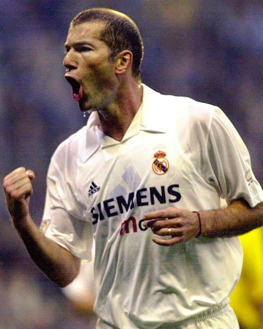 LFPさんのインスタグラム写真 - (LFPInstagram)「🌟 𝙇 𝙀 𝙂 𝙀 𝙉 𝘿 🌟 • 📸🔙 #OnThisDay 1️⃣9️⃣ years ago, @zidane was presented as a new @realmadrid player. 💜 • 📸🔙 #TalDíaComoHoy, hace 1️⃣9️⃣ años, #Zidane fue presentado como nuevo jugador del #RealMadrid. 💜 • #LaLiga #LaLigaSantander #Football #LaLigaHistory」7月10日 0時50分 - laliga