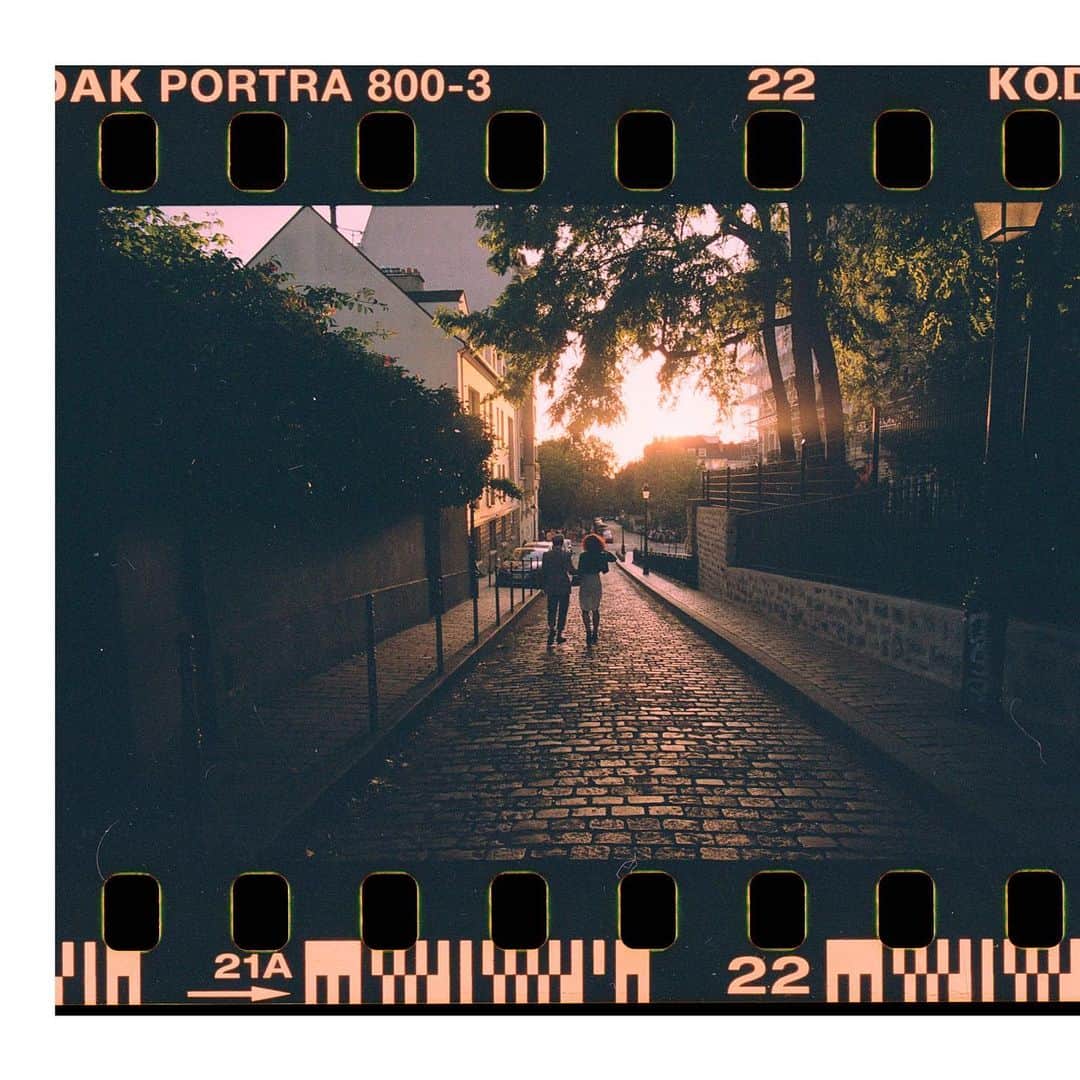 Pete Halvorsenのインスタグラム：「Quarantine has given me a chance to go back through some negatives and rescan/relive moments from my travels.   . I love seeing other Photographers proof sheets, the images "surrounding" the hero image. Wondering why did the editor or Photographer pick THAT one? So with that in mind, here are three frames I shot during my last trip to Paris. . As I was passing this couple and knew the light was to my back. I was setting my camera for this shot as I passed them then fired off these three images. The 2nd frame got my composition and lighting exactly where I wanted it. Her bright red hair showed with a nice back light and the foreground lit up with the evening light in Montmartre. Ooh-la-la-la, c'est magnifique!  . Leica M7 // 50 mm Summilux // Kodak Portra 800」