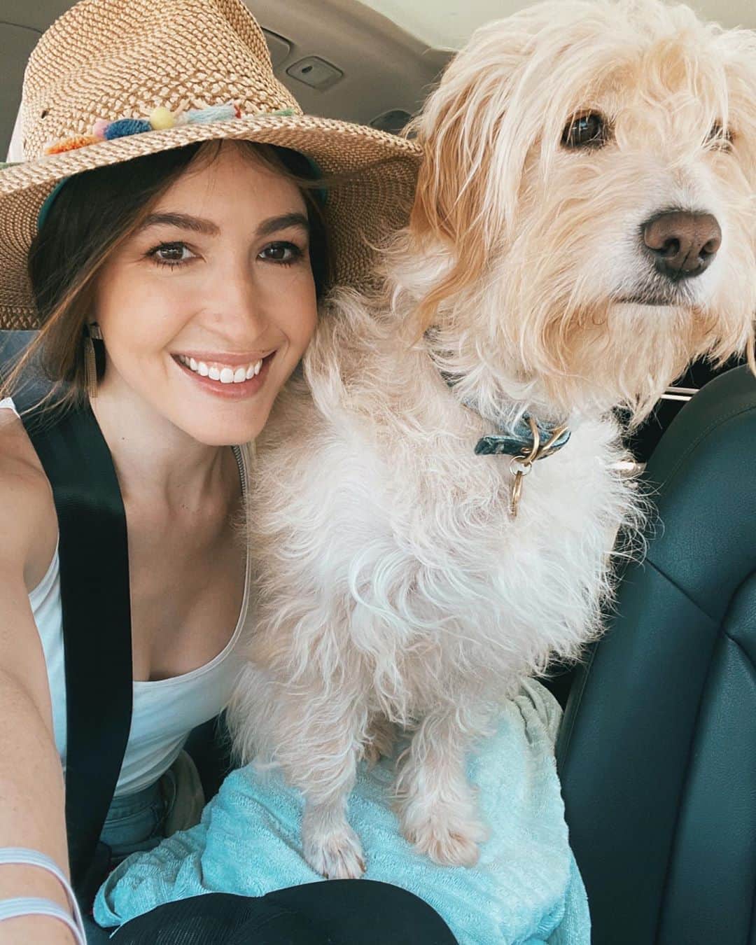 ケイト・ボイージェルさんのインスタグラム写真 - (ケイト・ボイージェルInstagram)「mother-daughter selfies are apparently not the priority when there are people/dogs/literally anything that moves to bark at out the window 🐾 @nolawestcoast is never not on patrol 🐶」7月10日 0時52分 - katevoegele