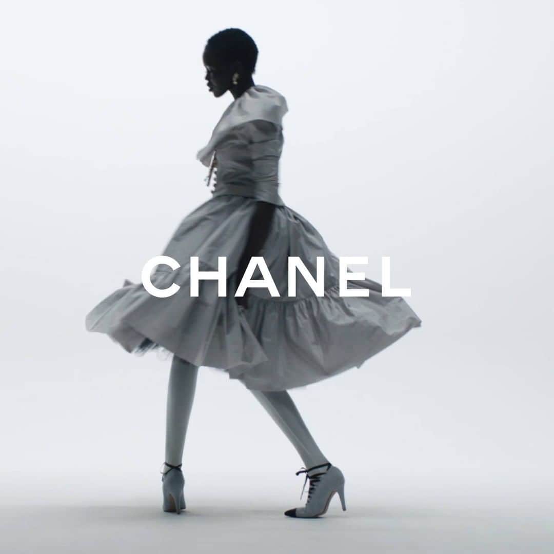 のインスタグラム：「Taffeta skirts rustle alongside velvet or feather-adorned tweed dresses with the grace of 19th century heroines — the CHANEL Fall-Winter 2020/21 Haute Couture collection, as imagined by Virginie Viard and captured by Mikael Jansson. Featured with CHANEL High Jewelry.  See all the looks on chanel.com  #CHANELHauteCouture #CHANEL #CHANELHighJewelry @Le19M #Le19M @Maison_Lemarie #MaisonLemarie @Lesage #Lesage @Massaro_Paris #Massaro @Goossens_Paris #Goossens @AtelierMontex #AtelierMontex @MikaelJansson @Jockstrap_Music @AdutAkech @RianneVanRompaey」