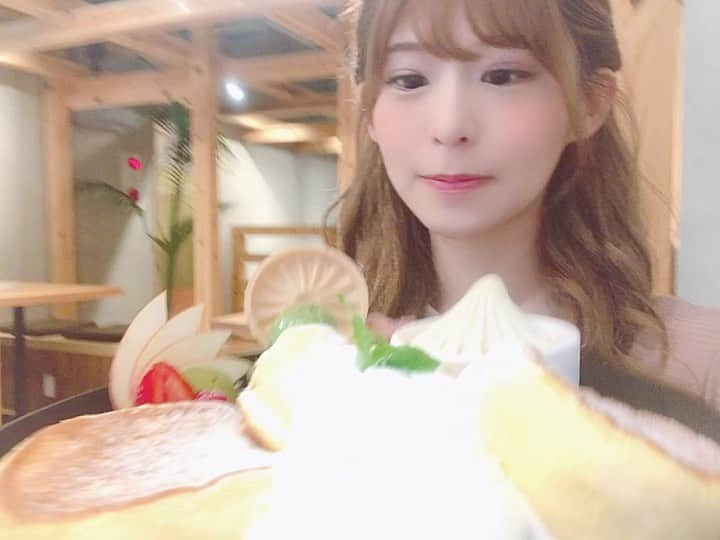 岡田美紅のインスタグラム：「お兄ちゃんと#カフェアンノン さんに行ってきたよ😍 ﾆﾔﾆﾔが止まらんでござる‪( ◜௰◝ )💕 #annon #大阪 #なんばカフェ #パンケーキ  明日､ブログに写真アップするね☺️✨ 結構前に流行った #彼女とデートなうに使っていいよ 的なやーつ?😘笑  おやすみなさい🌟」