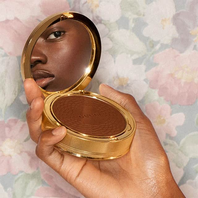 セルフリッジズさんのインスタグラム写真 - (セルフリッジズInstagram)「Mirror mirror • Introducing the new @GucciBeauty Bronzing collection. Poudre De Beauté Éclat Soleil is designed to deliver a luminous finish and a natural glow. Launching on 15.07.20 in #SelfridgesManchester and online. Shop #GucciBeauty at the #linkinbio」7月10日 1時00分 - theofficialselfridges