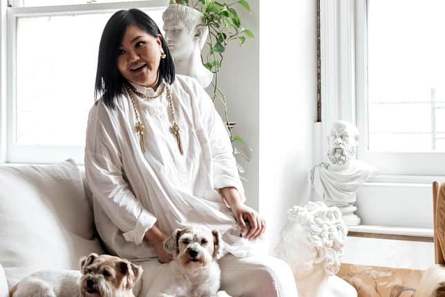 HGTVさんのインスタグラム写真 - (HGTVInstagram)「Take a spin around the sophisticated Tribeca loft of NYC designer Jae Joo (@jaejoo_). 😍 Three-and-a-half years ago, she and her husband Devin packed up their dogs Jack and Declan and made the move from a three-story Brooklyn brownstone to a two-bedroom, 2,200 square foot loft in Manhattan’s storied Tribeca neighborhood. 🐶 🌃 🐶⁠⠀ ⁠⠀ Tour more of Jae's spacious, minimalist space at the link in our bio. 🔝⁠⠀ ⁠⠀ #design #interiordesign #jaejoodesigns #NYC #tribeca #loft #citydigs」7月10日 1時01分 - hgtv