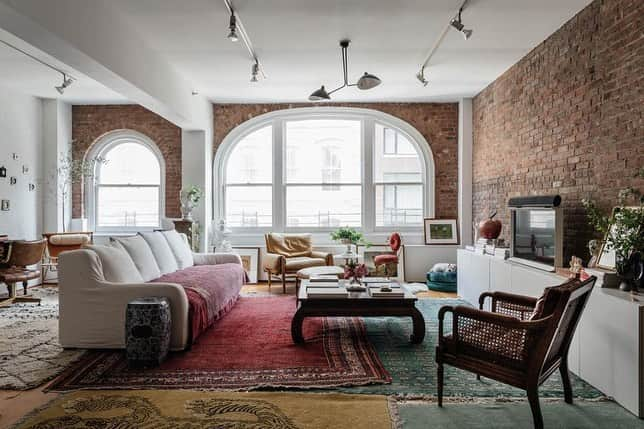 HGTVさんのインスタグラム写真 - (HGTVInstagram)「Take a spin around the sophisticated Tribeca loft of NYC designer Jae Joo (@jaejoo_). 😍 Three-and-a-half years ago, she and her husband Devin packed up their dogs Jack and Declan and made the move from a three-story Brooklyn brownstone to a two-bedroom, 2,200 square foot loft in Manhattan’s storied Tribeca neighborhood. 🐶 🌃 🐶⁠⠀ ⁠⠀ Tour more of Jae's spacious, minimalist space at the link in our bio. 🔝⁠⠀ ⁠⠀ #design #interiordesign #jaejoodesigns #NYC #tribeca #loft #citydigs」7月10日 1時01分 - hgtv