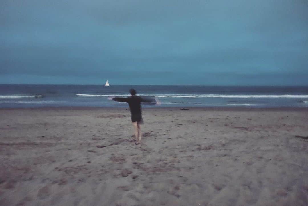 レオン・エルスのインスタグラム：「Free as a bee by the sea 🐝」