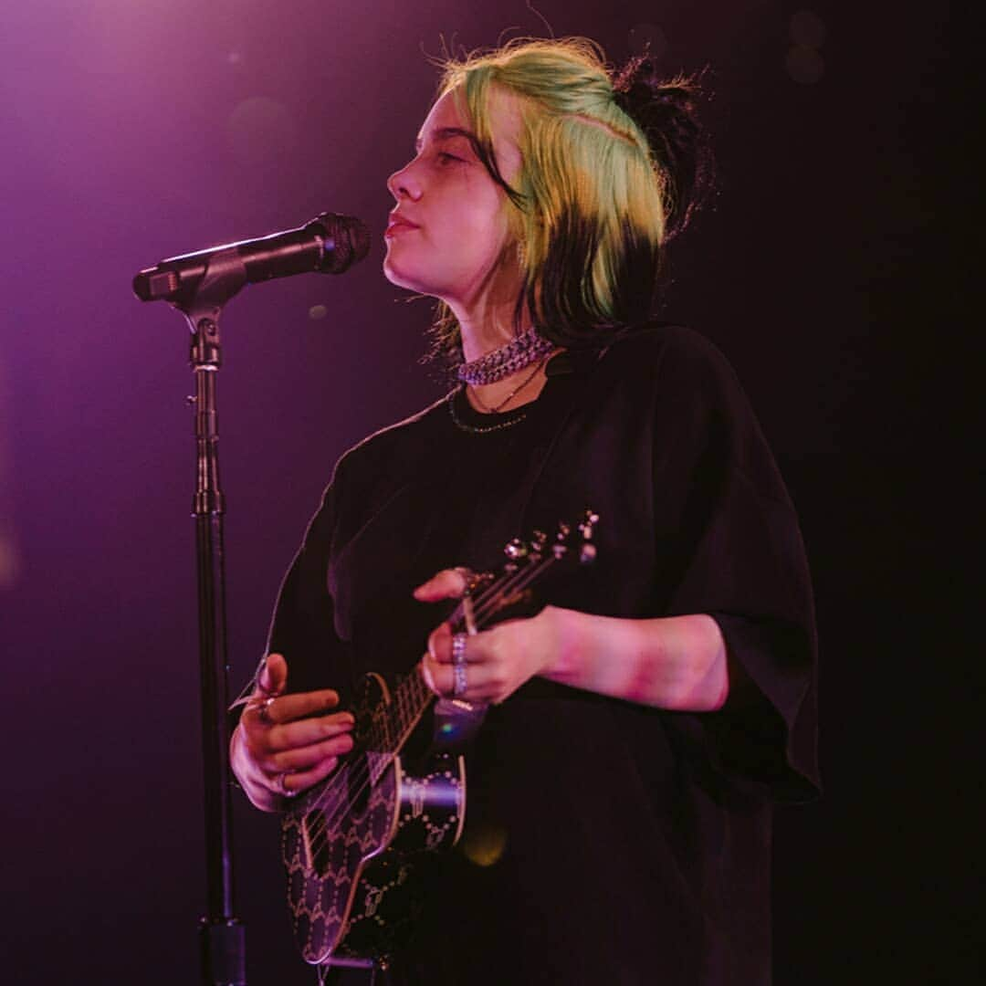 Fender Guitarさんのインスタグラム写真 - (Fender GuitarInstagram)「We’re giving away a custom ukulele signed by @billieeilish to celebrate 6 of her songs in Fender Play! Enter in the bio link and don’t forget to sign up for 3 months of free online guitar, bass or ukulele lessons so you can learn Billie’s hits.   📸: @mattyvogel」7月10日 1時03分 - fender