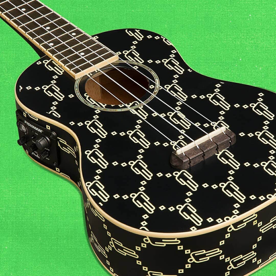 Fender Guitarさんのインスタグラム写真 - (Fender GuitarInstagram)「We’re giving away a custom ukulele signed by @billieeilish to celebrate 6 of her songs in Fender Play! Enter in the bio link and don’t forget to sign up for 3 months of free online guitar, bass or ukulele lessons so you can learn Billie’s hits.   📸: @mattyvogel」7月10日 1時03分 - fender