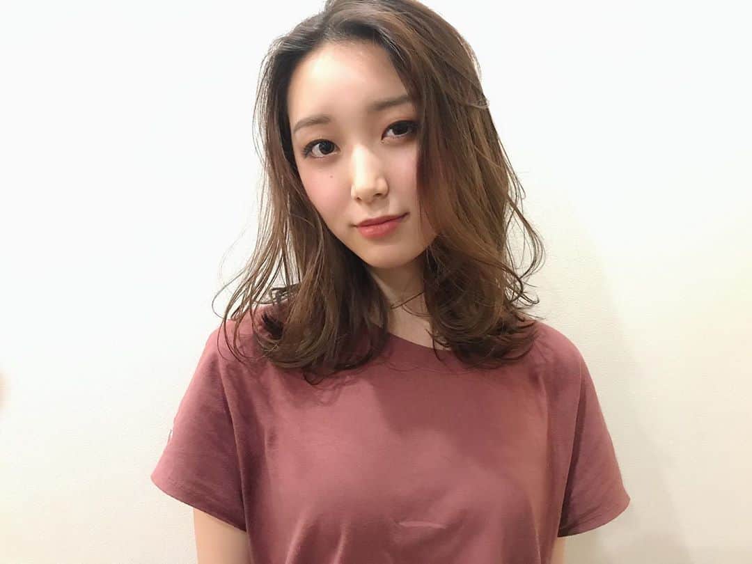 のインスタグラム：「今週は、火曜に我孫子でカットのセミナー【YouTubeにあげてるので観てね🎶】 今日は、福島でスタイル作りのセミナーをさせていただきました。  両サロンとも熱意があるスタッフさんばかりで、 僕自身が背筋がシャンとするのと、 まだまだ頑張ろっ！て思わせてもらってます。  明日、明後日はサロンワークですが、予約もパンパンです。 来週もかなり埋まってるので、 お早めにDMください。  まだまだ頑張るし、 上手くなるんで、 これからも、よろしくお願い申し上げます。  @h.mei_mine  @lupine.haruna  @mikiono_0107  @labyrinth1222sho  @naoyuki__yamamoto  @lupine.syuto   #カット#撮影#セミナー #巻き方#レイヤーミディー#ロング#我孫子#福島#心斎橋#ヘアサロン #ヘアスタイリング  両方とも写真はスマホです。」