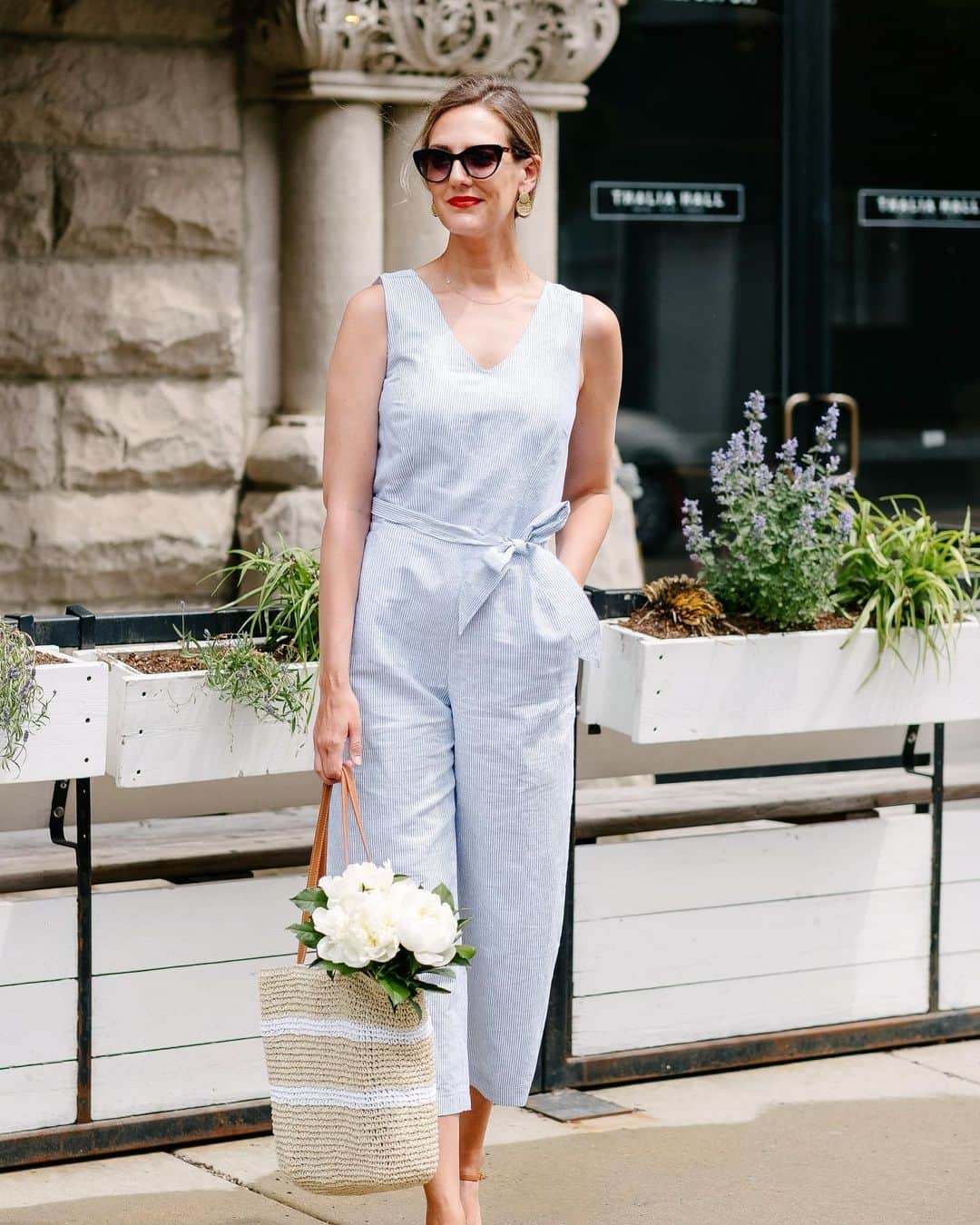 Anna Jane Wisniewskiのインスタグラム：「Summer might look a little different this year but I'm still buying new things here and there to keep the wardrobe fresh--and this year I'm loving easy dresses and jumpsuits.  I'm always all about the classic, easy, effortless, and pulled together looks and I'm so excited to be sharing three summer looks over on the @talbots site along with my styling tips!  I especially loved this linen jumpsuit with a casual straw tote and braided leather flats.  Slick your hair into an easy bun, add a red lip (swipe for a close up!) and it's a pretty, but simple summer look.  #mytalbots #talbotspartner 📸 @ironandhoney」
