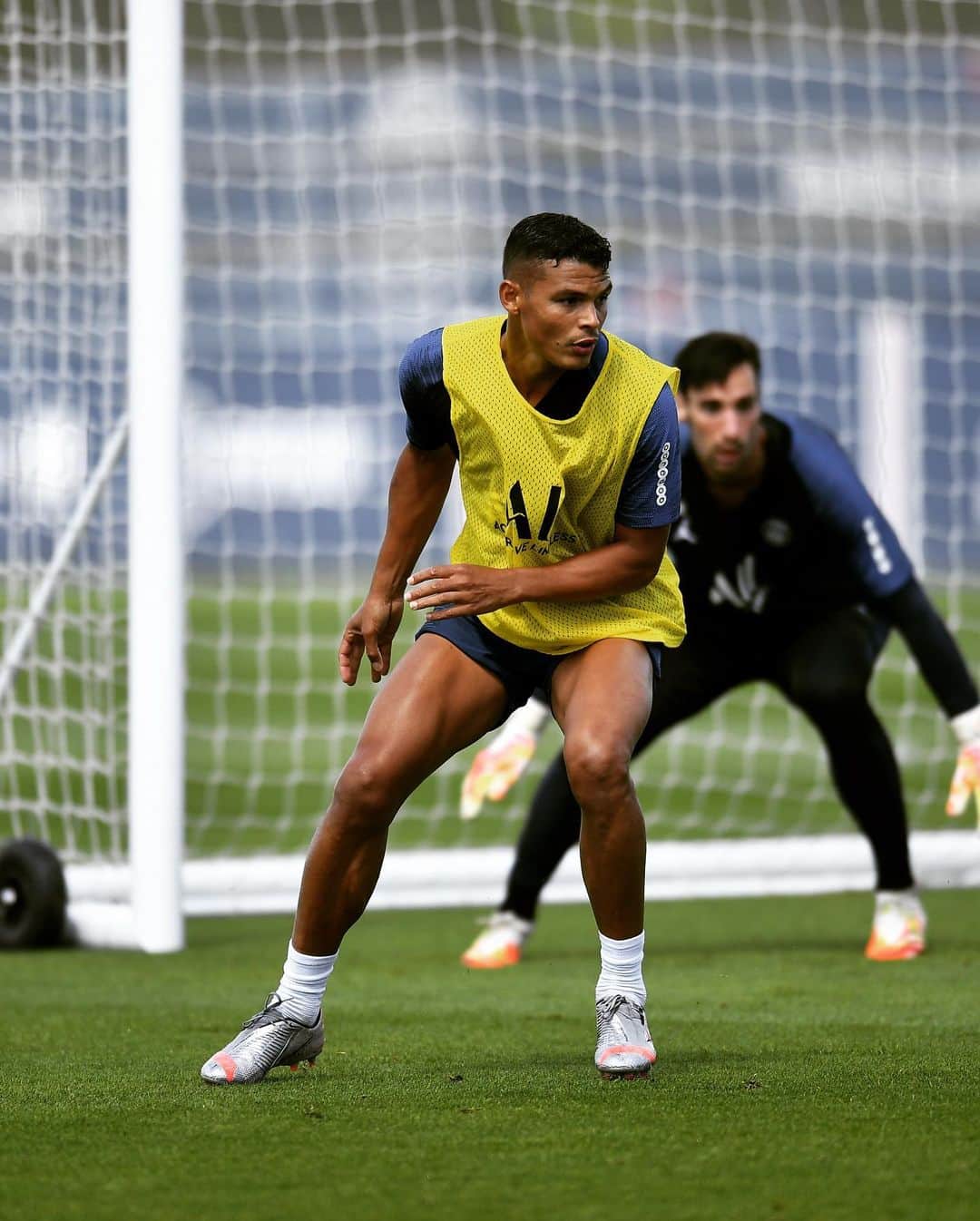 チアゴ・シルヴァのインスタグラム：「🇧🇷 Preparação pro nosso primeiro jogo nesse domingo 🔴🔵 #PSG 🇫🇷 Entraînement pour notre premier match ce dimanche 🔴🔵 #PSG 🇺🇸 Preparing for our first match this Sunday 🔴🔵 #PSG • • •  #ThiagoSilva #TS2 #DefenseurCentral #Capitão #Capitaine #CoronaOut #StopCorona #ParisHome #IciCestParis #ParisSaintGermain #PSG #PSGlife #PSGforever #CampDesLoges #StayHealthy #Treino #Football #Futebol」