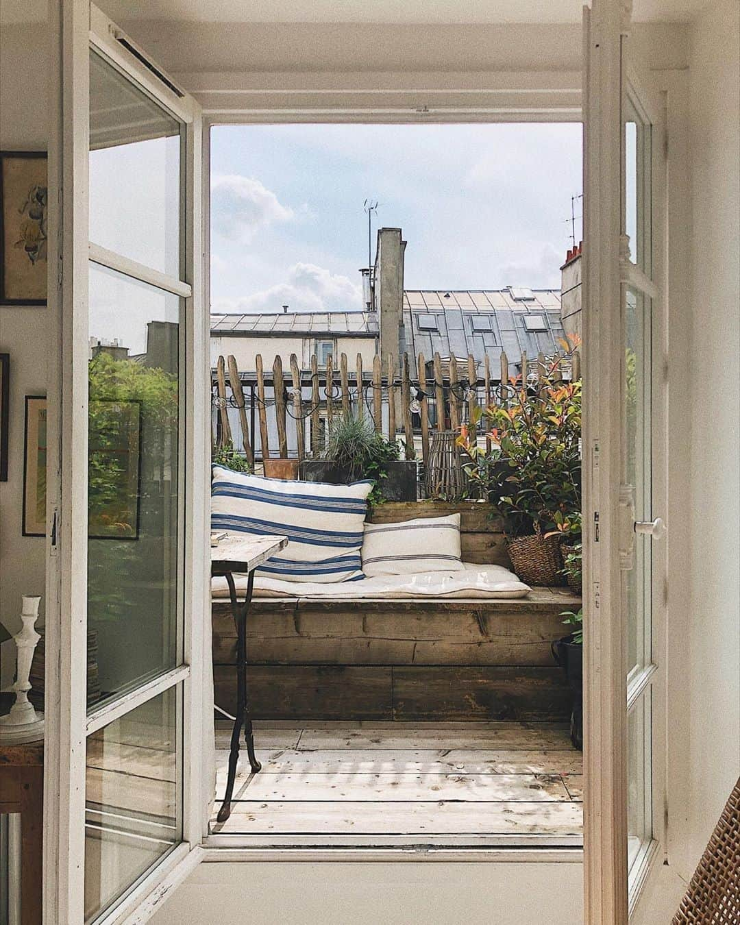 My Little Parisさんのインスタグラム写真 - (My Little ParisInstagram)「Balcon champêtre et vue parisienne, l'endroit parfait pour fuir la chaleur de l'été. 🇬🇧: Rustic balcony and Parisian view, perfect place during summer heat. (📸 @alexandrine_ar)」7月10日 1時25分 - mylittleparis