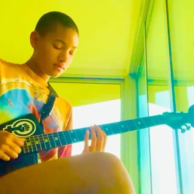 ワイクリフ・ジョンのインスタグラム：「As a hip hop guitarist my guitar lick for the week is coming from @willowsmith. About to go learn this. If I was you I would go to @willowsmith’s page for guitar lessons 🎸 #hiphopguitarist #guitarist」