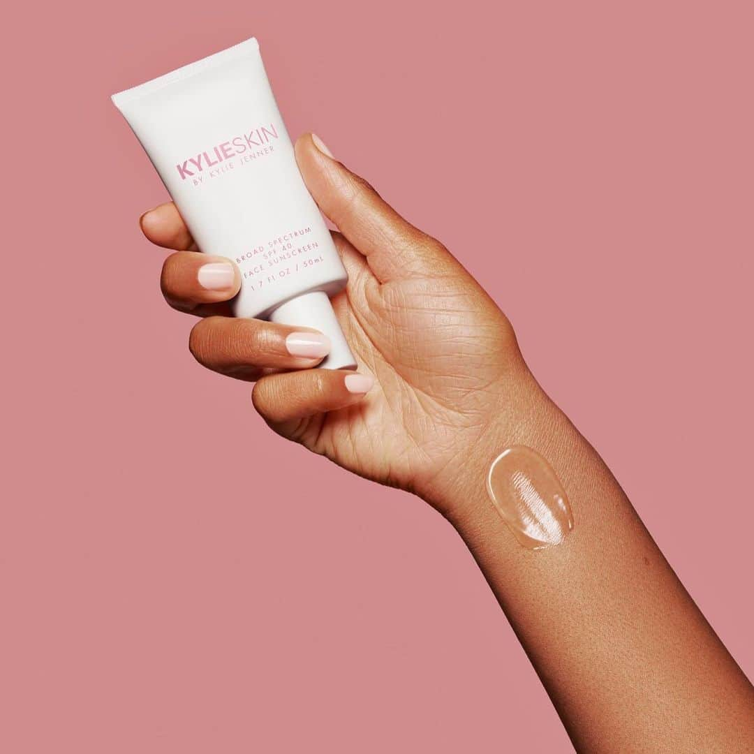 クリス・ジェンナーさんのインスタグラム写真 - (クリス・ジェンナーInstagram)「Kylie’s new invisible SPF 40 face sunscreen just launched at KylieSkin.com!! Make sure you guys never skip your SPF! #proudmama @kylieskin #kylieskin @kyliejenner」7月10日 1時22分 - krisjenner