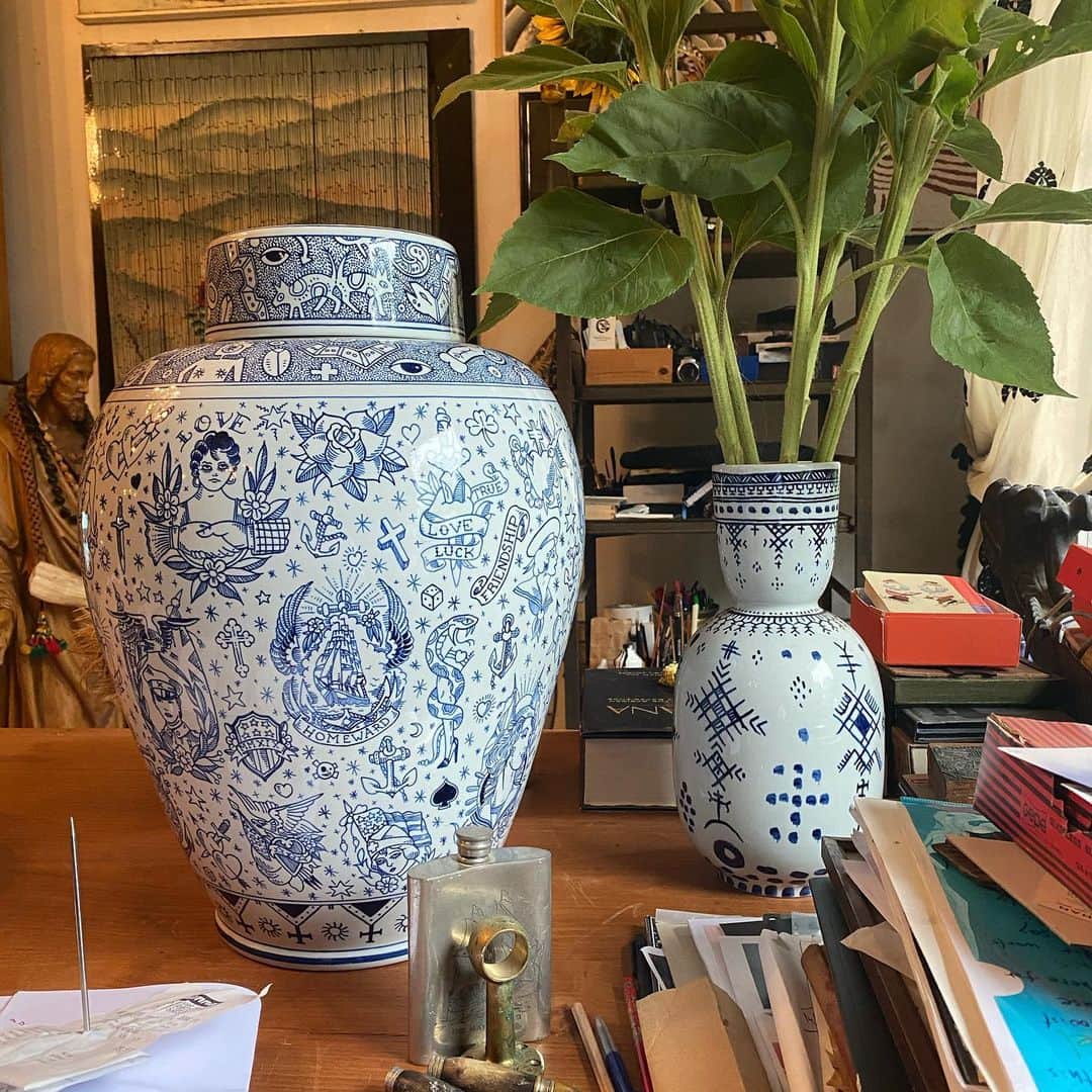 アムステルダム・タトゥー・ミュージアムのインスタグラム：「#royaldelftblue  royalbluetattoo.handpainted big vase limeted edition」