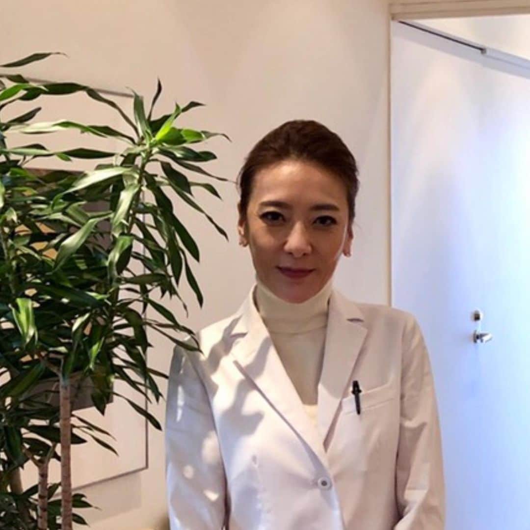 西川史子さんのインスタグラム写真 - (西川史子Instagram)「病院で撮ってもらいました。 優しくて厳しいスタッフと毎日 緊張の連続です。 医者になって良かったと日々噛み締めています 患者さんの味方になれるように、寄り添えるように頑張ります。 次回は施術を試したらしっかりお知らせします。」7月10日 1時31分 - dr.ayako_nishikawa