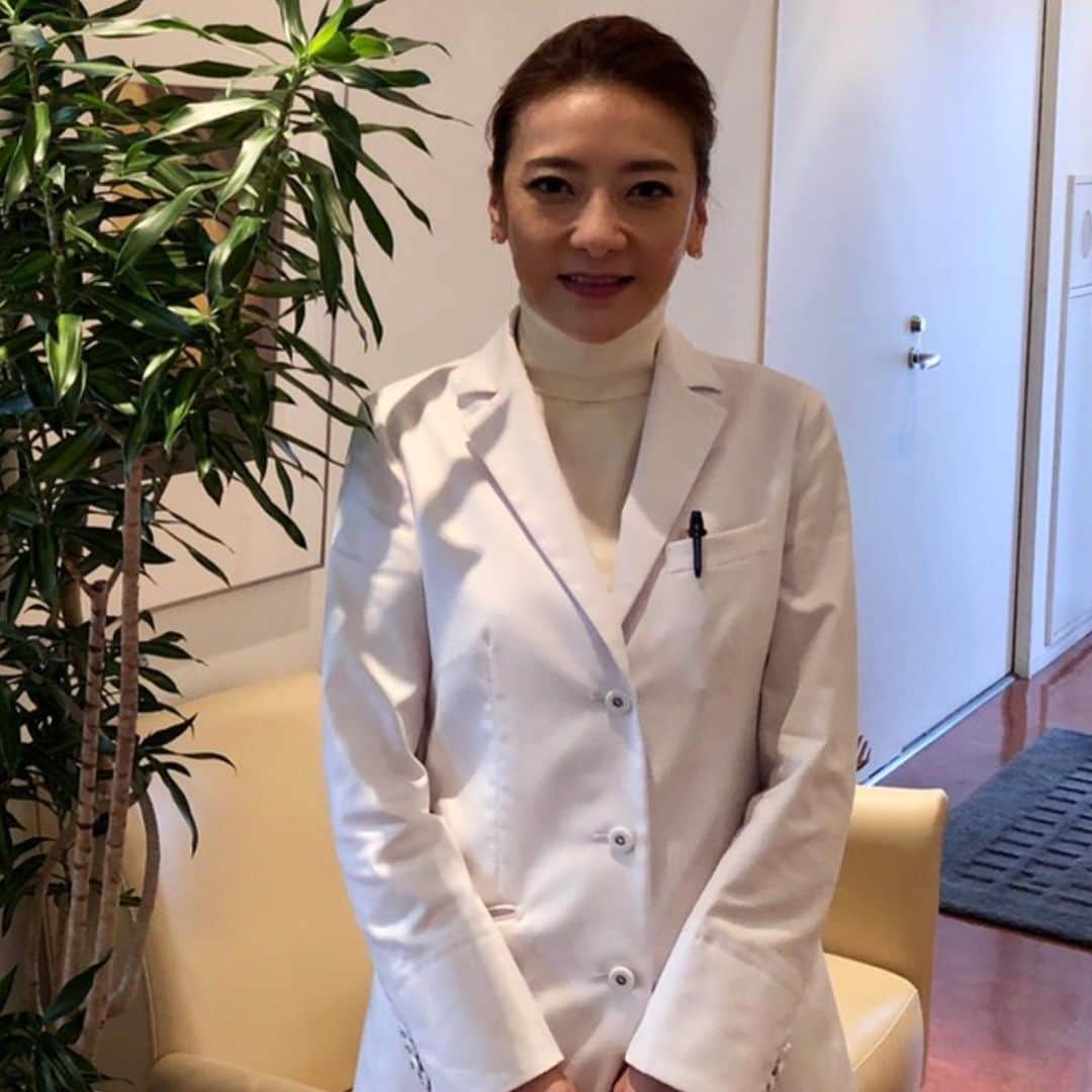 西川史子さんのインスタグラム写真 - (西川史子Instagram)「病院で撮ってもらいました。 優しくて厳しいスタッフと毎日 緊張の連続です。 医者になって良かったと日々噛み締めています 患者さんの味方になれるように、寄り添えるように頑張ります。 次回は施術を試したらしっかりお知らせします。」7月10日 1時31分 - dr.ayako_nishikawa