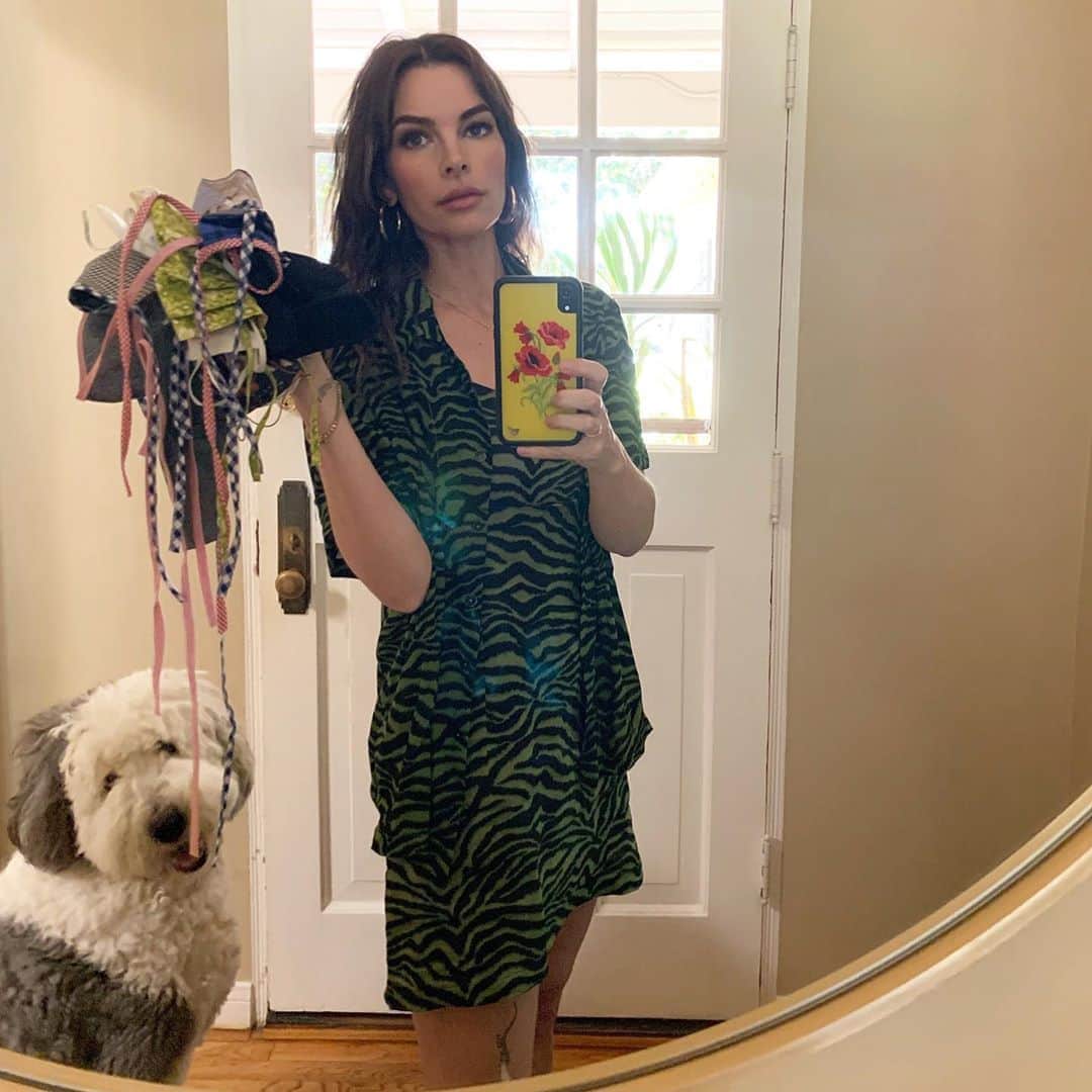 ケリー・オックスフォードのインスタグラム：「We are going for a walk. Archie picked the blue one.  I have found so many good masks now!  My favorite deal on cute covid masks is on @shopclarev website! The link in in her bio. $35 for 4, washable and reversible.    #ipaidforthis #notanad #wearamask」