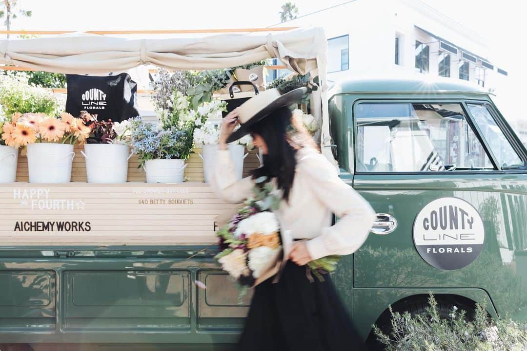 アビゲイル・スペンサーさんのインスタグラム写真 - (アビゲイル・スペンサーInstagram)「🚛🏄🏻‍♀️💐. @countylineflorals 📷 @stephanieschuster」7月10日 7時03分 - abigailspencer