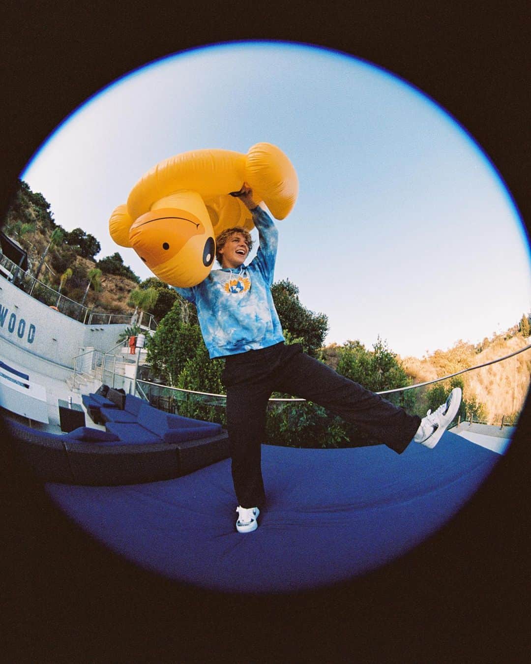 Bryant Eslavaさんのインスタグラム写真 - (Bryant EslavaInstagram)「/ WHO IS YOUR FAVORITE MUSIC ARTIST ? 🦋 - • fisheye photos - ✨」7月10日 1時40分 - bryant