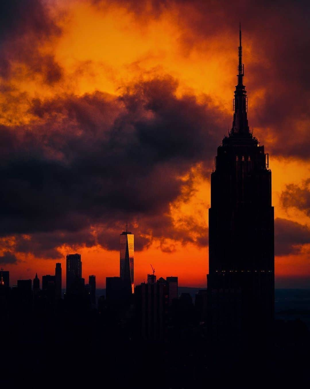 Empire State Buildingさんのインスタグラム写真 - (Empire State BuildingInstagram)「No time for sleep at the #EmpireStateBuilding 🙅 ⠀⠀⠀⠀⠀⠀⠀⠀⠀ Contrary to (semi) popular belief, there are no residential or hotel spaces in our tower! ⠀⠀⠀⠀⠀⠀⠀⠀⠀ You can totally work here, though… 😛 ⠀⠀⠀⠀⠀⠀⠀⠀⠀ 📷: @mirsvisual」7月10日 2時11分 - empirestatebldg