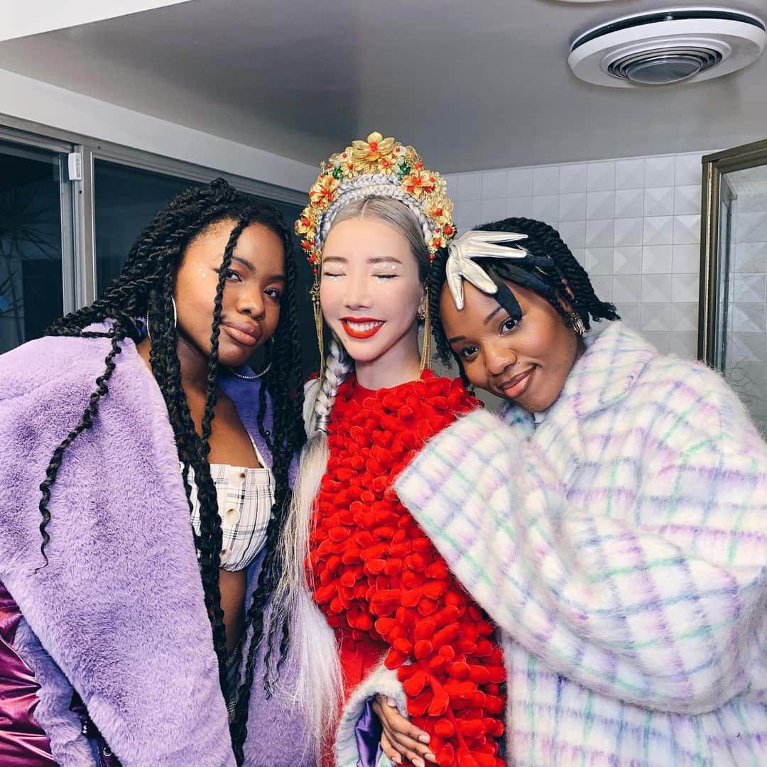 TOKiMONSTAさんのインスタグラム写真 - (TOKiMONSTAInstagram)「I’m excited to have RnB sister duo and my close collaborator @vanjess as my guest on @lostresorttv today.  Come hang with us at 3pm PST 🌴 and leave some questions in the comments, we’ll answers our favorites during the show. Cya soon!」7月10日 2時13分 - tokimonsta