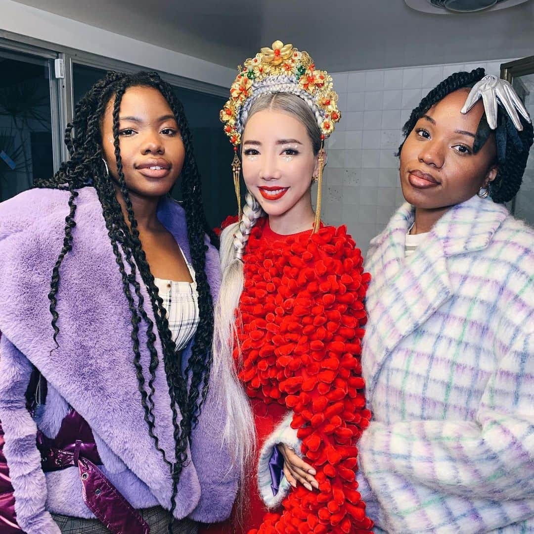 TOKiMONSTAさんのインスタグラム写真 - (TOKiMONSTAInstagram)「I’m excited to have RnB sister duo and my close collaborator @vanjess as my guest on @lostresorttv today.  Come hang with us at 3pm PST 🌴 and leave some questions in the comments, we’ll answers our favorites during the show. Cya soon!」7月10日 2時13分 - tokimonsta